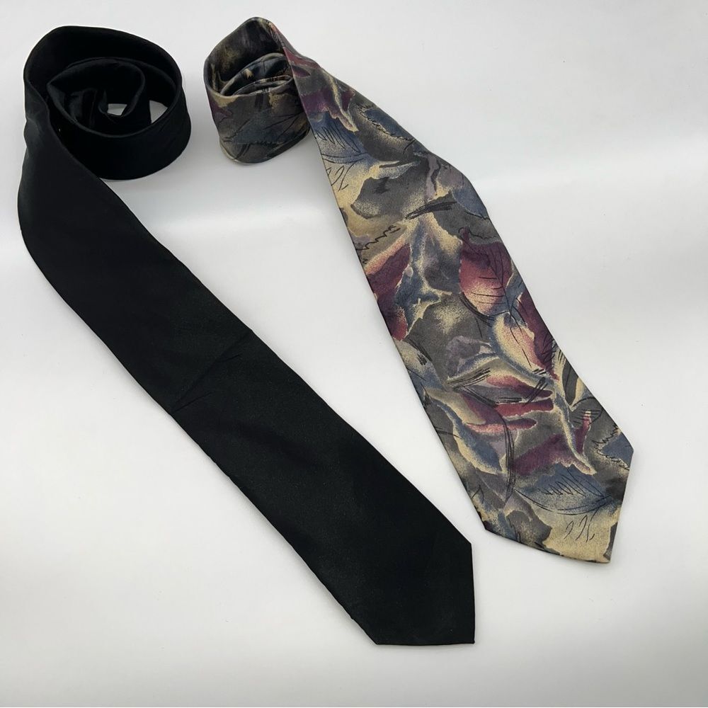 Lot of 2 Vintage Bill Blass Black and Patterned Men’s Ties